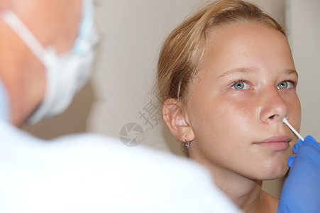 医生对女孩鼻子的冠状腺病毒进行检查程序拭子诊断链球菌测试实验室细菌防护疾病流感图片