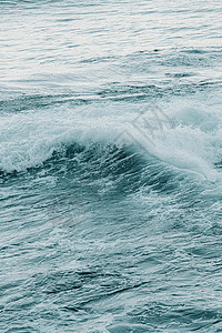 海中一股浅蓝色的光浪图片