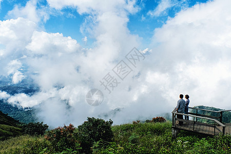 一对夫妇在泰国Chaingmai看到美丽的风景山图片