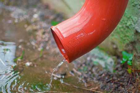 排水管缝合产生的雨水溪流房子洪水鹅卵石金属天气街道落水管下雨城市图片