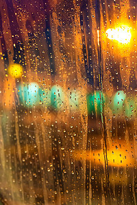 在大雨下 从夜间机场的飞机窗处看到重雨 有选择的焦点 模糊图像蓝色旅行橙子场景艺术天气液体街道反射玻璃图片