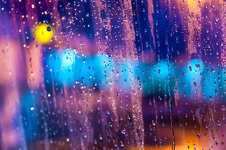 在大雨下 从夜间机场的飞机窗处看到重雨 有选择的焦点 模糊图像下雨天气交通风暴场景圆圈城市反射蓝色玻璃图片