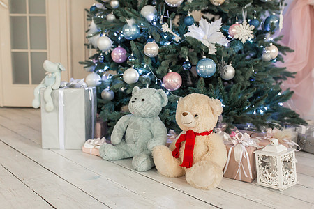 一个装饰着圣诞树的房间的装饰品公寓风格假期季节奢华照相馆盒子花环新年庆典图片