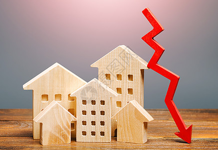 房地产房屋和向下的红色箭头 降低抵押贷款利率 出租公寓的价格下降 购房需求低 市场衰退 流动性低 投资缺乏吸引力图片