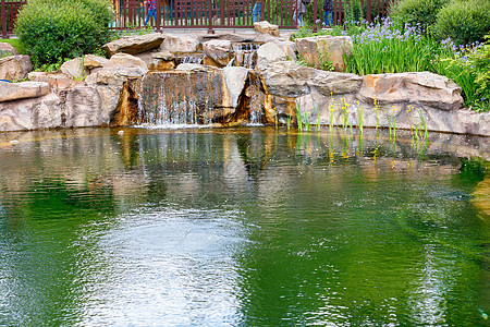 在一个城市公园池塘中捕捉小型装饰性瀑布图片