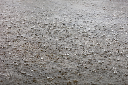 大雨滴覆盖了城市街道的铺路面图片