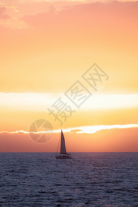 海边美丽的日落 与帆船运输假期太阳全景奢华风景天堂天空橙子海洋图片