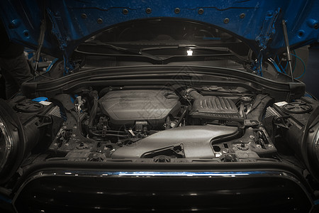 车辆管理车头罩下汽车发动机的详细照片燃料软管活力引擎机械金属合金工程技术车辆背景