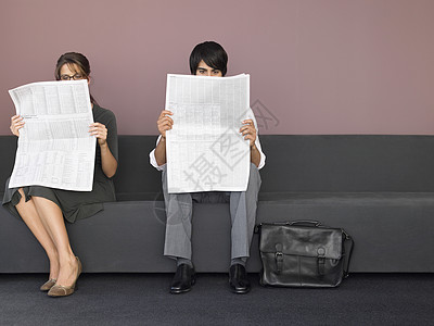 商业女商务人士和商务人士阅读新闻报社图片