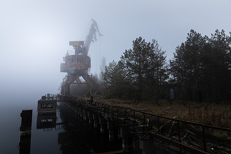 工业码头的老旧硬式工业码头起重机港口沼泽禁区辐射船厂衰变机械机器危险图片
