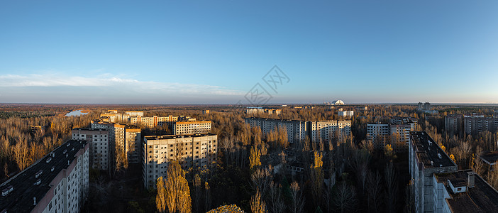 2019年切尔诺贝利排除区Pripyat被弃的城市风景中心危险建筑学禁区天空高楼房子废墟日落景观图片