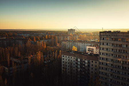2019年切尔诺贝利排除区Pripyat被弃的城市风景日落灾难公寓天空禁区多层废墟高楼危险辐射图片