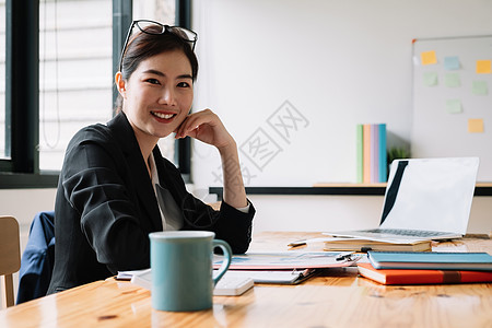 亚洲有吸引力的女商务人士微笑并就职于办公室的肖像图片