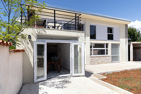 现代公寓室外角度拍摄绿色别墅白色住宅奢华房地产财富风俗财产投资背景图片