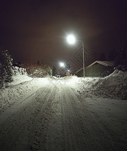 夜间白雪覆盖的街道运输外观隔断能量路灯痕迹电源降雪轮胎建筑图片