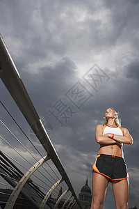低角度观足桥上女运动员站立图片