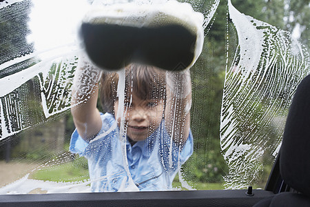 年轻男孩洗衣车 里面有海绵风景童年工作男生司机孩子玻璃运输快乐成人挡风玻璃图片