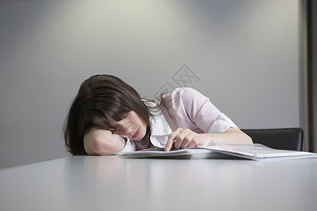 睡在办公桌边的妇女肖像女性商业睡眠员工人士笔记本学生女孩技术电脑图片