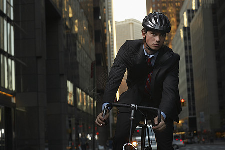 商务人士在街上骑自行车男性运输街道生意人管理人员城市通勤者人士商务生态图片