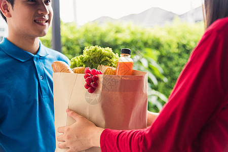送货员做杂货 向女顾客提供新鲜食品商业男性女士水果蔬菜男人食物邮递员运输导游图片