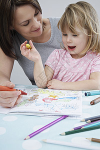 帮助母亲在书中给女儿涂彩头发棕色教育创造力童年女性男人铅笔手工品兜帽图片