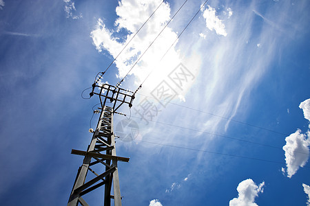 对抗蓝天和太阳的电线全球高压行业环境供应能源电源线电力电塔电线杆图片