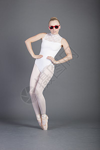 在演播室戴眼镜的芭蕾舞者肖像图片