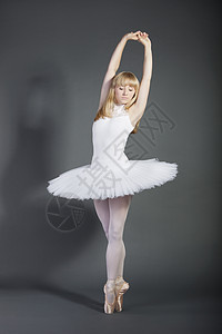 年轻女性芭蕾舞女舞蹈者在灰色背景上低步跳跃有氧运动微笑舞蹈舞蹈家冒充女孩们运动街道说唱活力图片