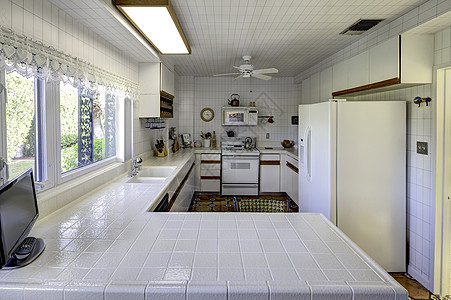古典厨房扇子瓷砖房间设计火炉烤箱橱柜冰箱柜台白色图片