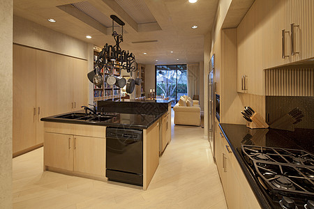 现代厨房优雅房间木材家庭褐色橱柜奢华水龙头烤箱机械图片