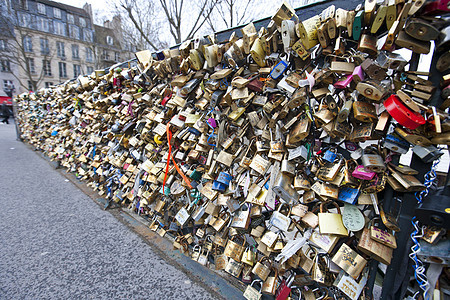 巴黎的爱情墙壁钥匙友谊夫妻挂锁栏杆协议金属文化栅栏奉献图片