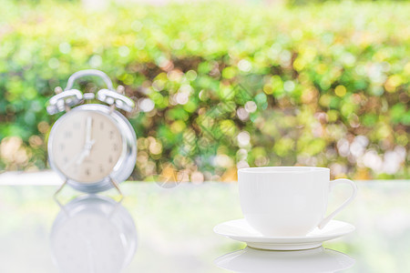 银闹钟和白咖啡杯模拟休息背景绿色苏醒闹钟圆圈杯子合金咖啡图片
