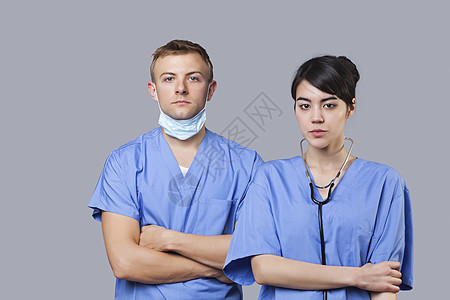 女性外科医生和男性外科医生手持双臂的纵向穿过灰色背景保健卫生职业从业者成人医疗工作护士服务团队图片