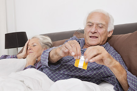 老年男子在配偶睡后睡觉时撕破避孕套套包图片
