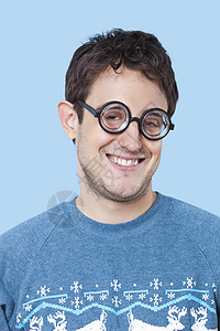 穿着新眼镜的快乐年轻男人的肖像展示手指学生头发发型企业家人士喜悦潮人微笑图片