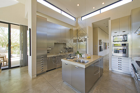 现代现代化厨房地面光线岛台冰箱褐色火炉烤箱房间兰花阳光图片
