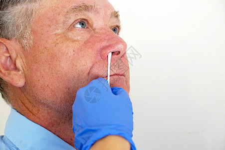 医生从他鼻子上做科罗纳病毒的测试程序保健样本医院卫生疾病dna探测微生物学医疗图片