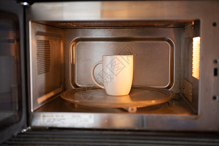 咖啡杯在露天微波炉里图片