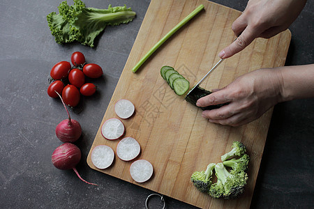 在灰色桌子上的剪切板上 砍了一只黄瓜健康饮食健康生态烹饪厨房沙拉砧板杂货萝卜西红柿图片