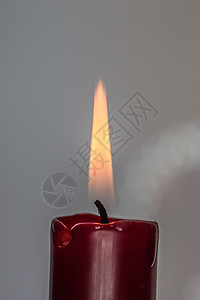 红蜡烛用黄火燃烧火焰灯光耀斑灯芯气体黄色烧伤红色图片