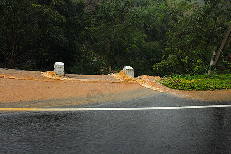 水彩色 黄色泥土沿大溪地沿着道路流下图片