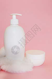 粉红色背景的白色化妆品瓶 奶油罐和白皮美容芳香护理治疗清洁度福利瓶子毛皮疗法管子图片