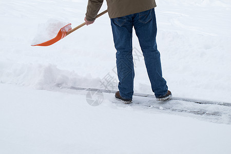 冬季男子在铲雪图片