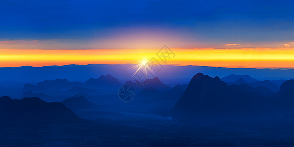 自然的山日日落观日出蓝色山脉高山场景天堂阳光太阳天空公园背景图片