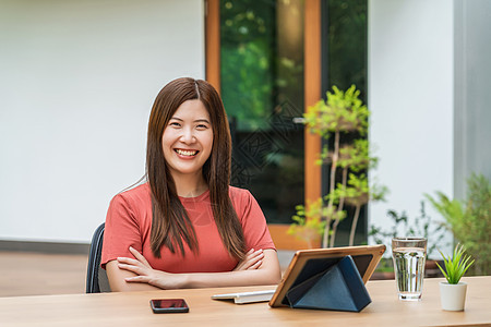 亚洲商业妇女使用技术平板板软件的肖像图图片