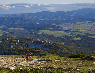 从鸟瞰村和蓝山湖 那里有森林 山丘和一群轻松的游客观赏景观 高塔特拉山脉 斯洛伐克 夏季黄金时段图片