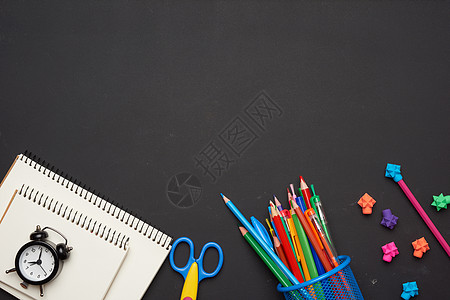 彩色木制铅笔 剪刀 白黑底巾上的记号纸图片
