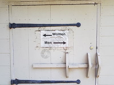 男女用手印和箭的洗手间男人女性指针女士木头男性白色锁定卫生间指示牌图片