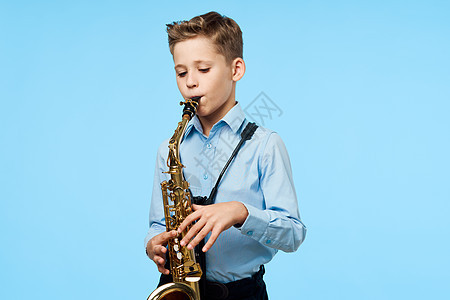 一个男孩演奏音乐乐器萨克斯风图片