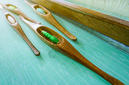编织机器上织织穿梭工具中的绿色线条图片
